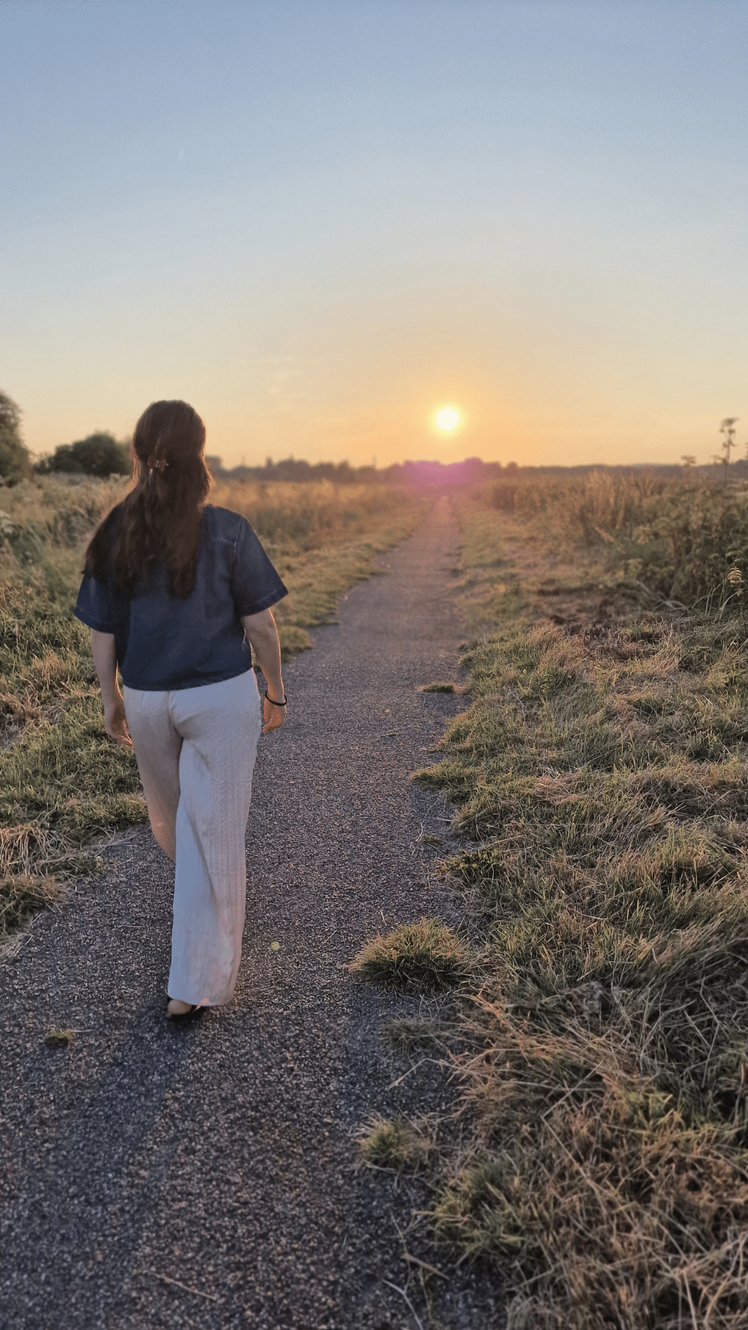 Meredith walking in sunset Meredith loopt naar zonsondergang