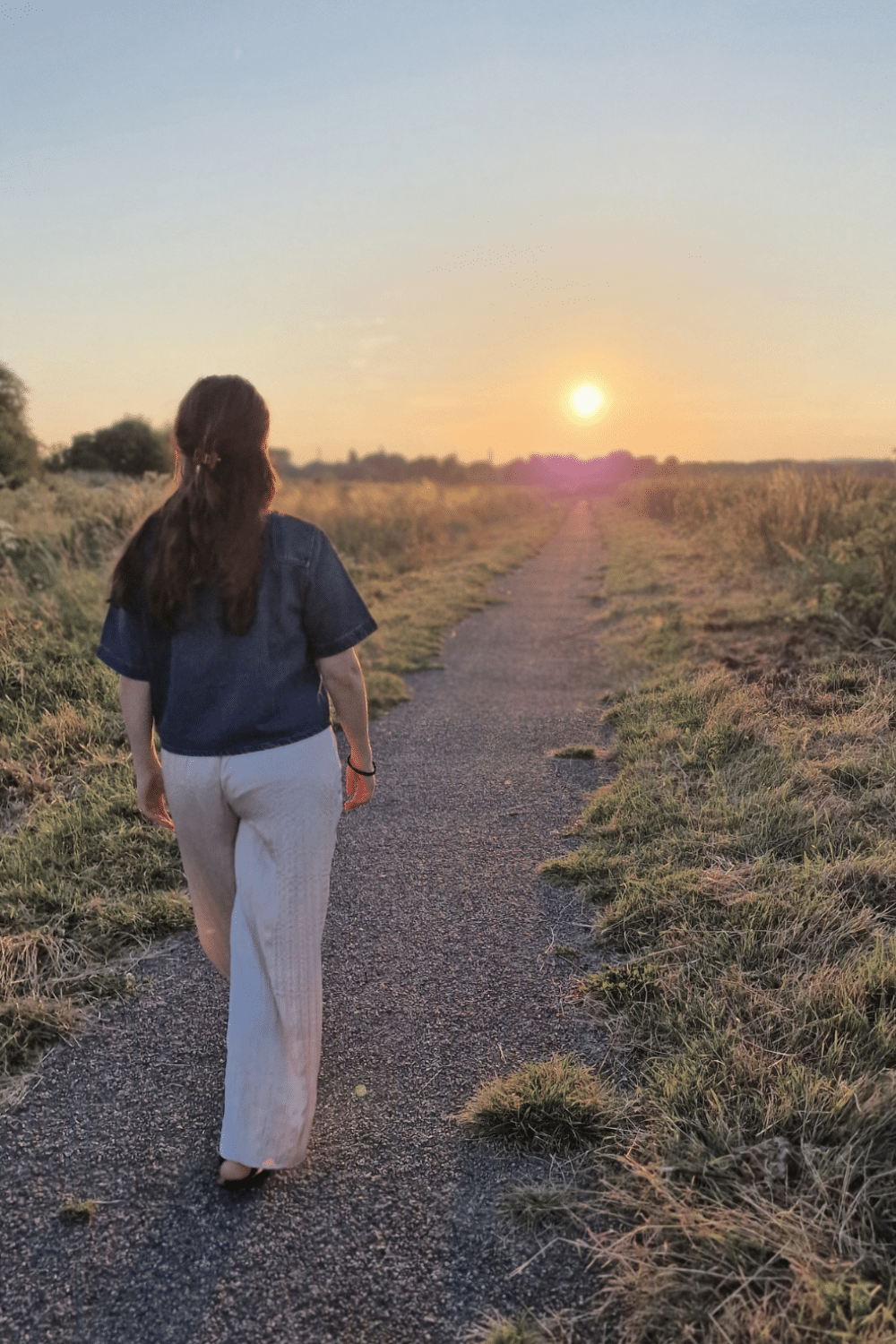 er is een weg, meredith is onderweg Meredith walking to sunset